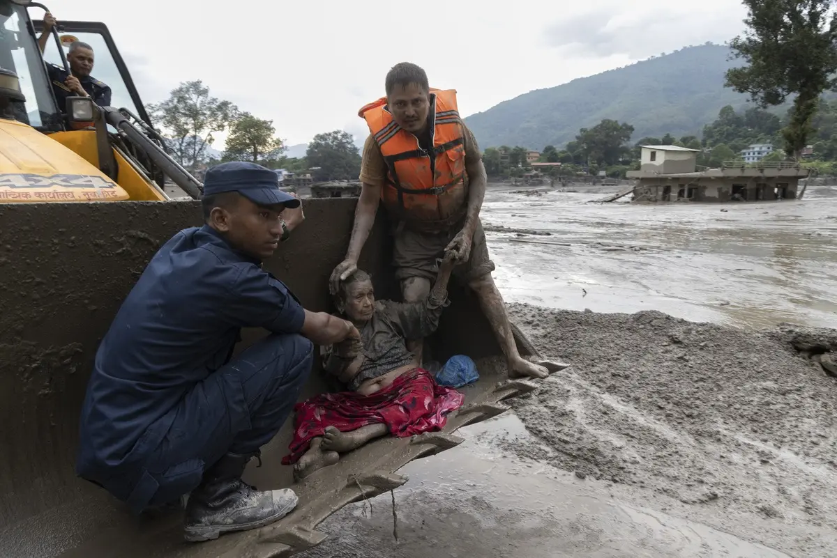Cesetler üzerinde talan yarışı: Nepal deki sel felaketinde insanlık dışı görüntüler! 3