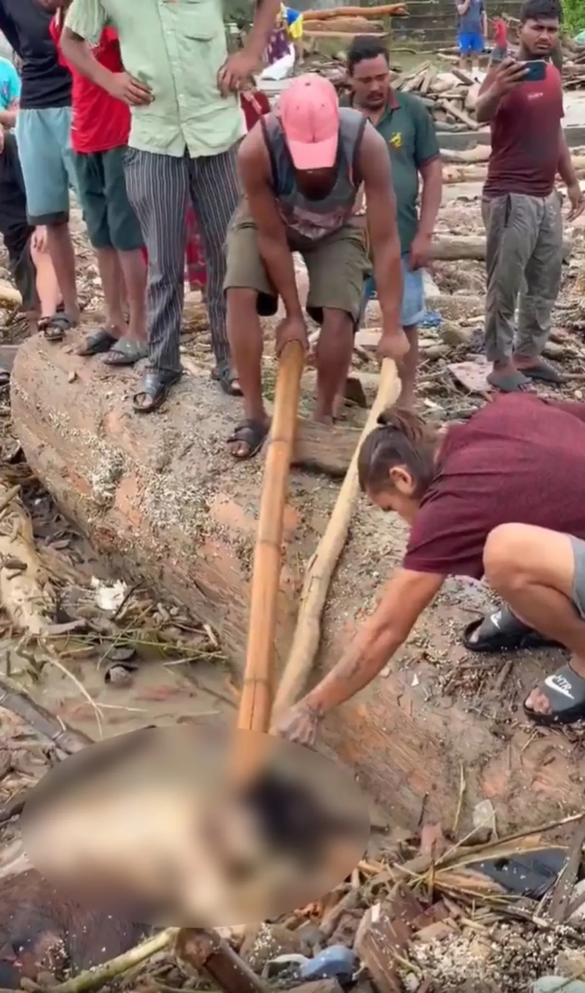Cesetler üzerinde talan yarışı: Nepal deki sel felaketinde insanlık dışı görüntüler! 7