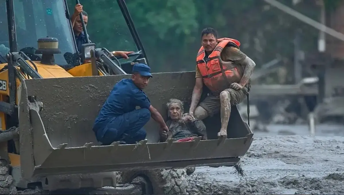 Nepal deki sel felaketinden çarpıcı kare! Sınır hattını bile ortadan kaldırmış 5