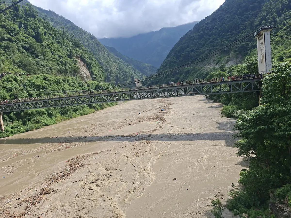 Nepal deki sel felaketinden çarpıcı kare! Sınır hattını bile ortadan kaldırmış 6