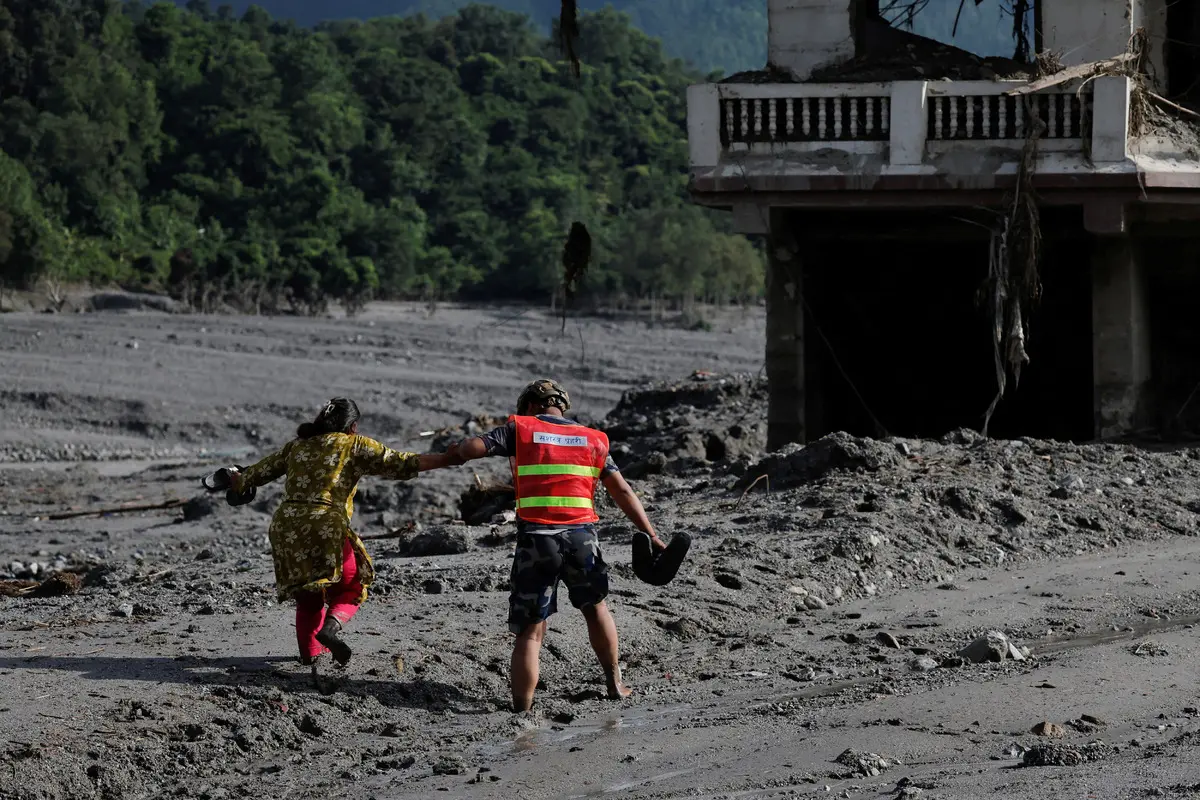 Nepal deki sel felaketinden çarpıcı kare! Sınır hattını bile ortadan kaldırmış 4