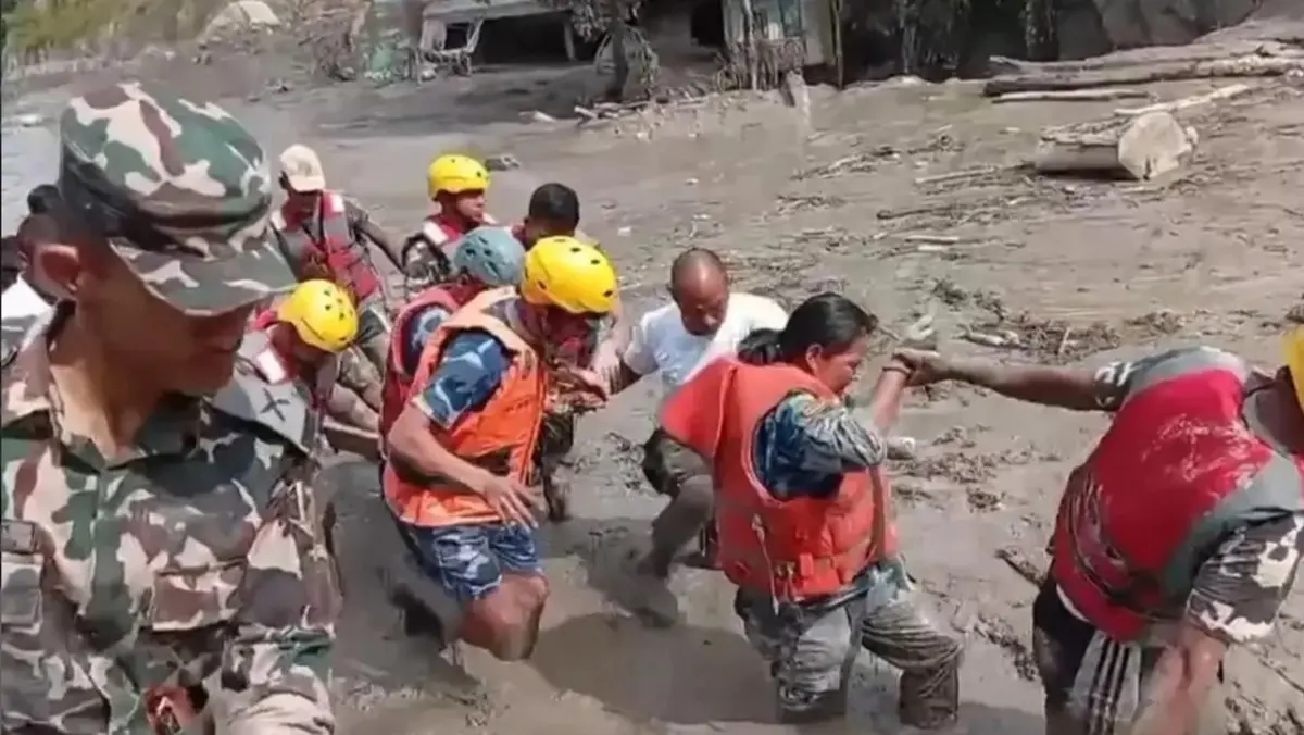 Nepal deki sel felaketinden çarpıcı kare! Sınır hattını bile ortadan kaldırmış 7