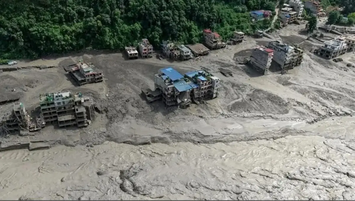 Nepal deki sel felaketinden çarpıcı kare! Sınır hattını bile ortadan kaldırmış 9