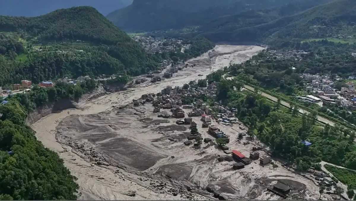 Nepal deki sel felaketinden çarpıcı kare! Sınır hattını bile ortadan kaldırmış 3