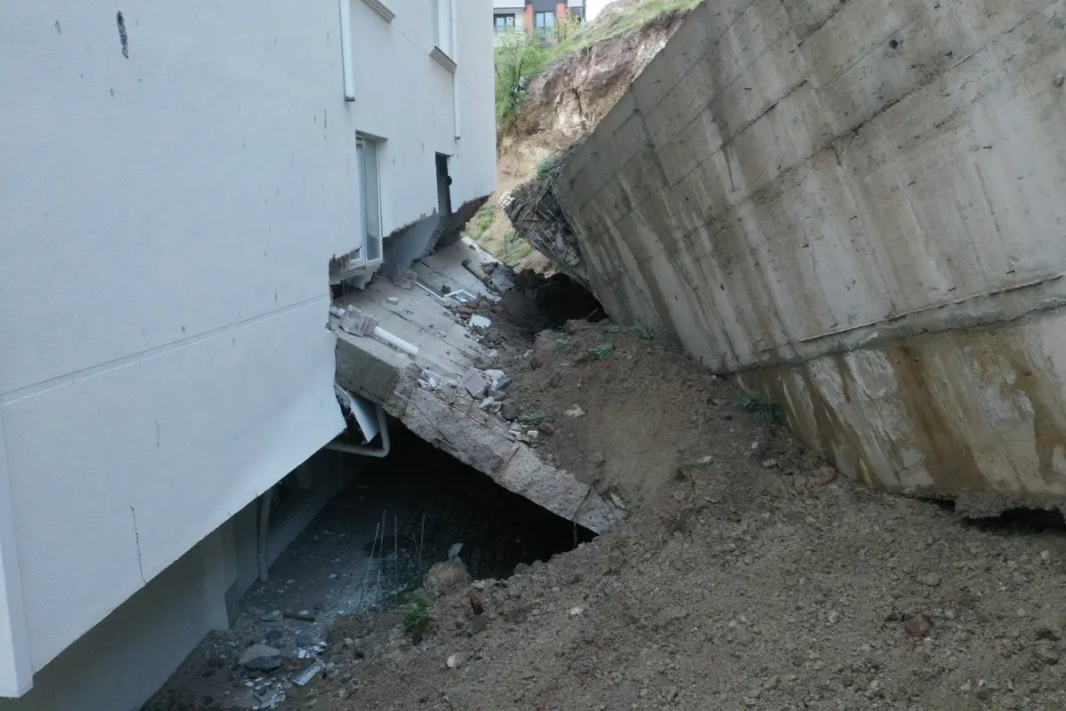 İstinat duvarı apartmanın üzerinde çöktü! Apartman ve anaokulu tahliye edildi 4