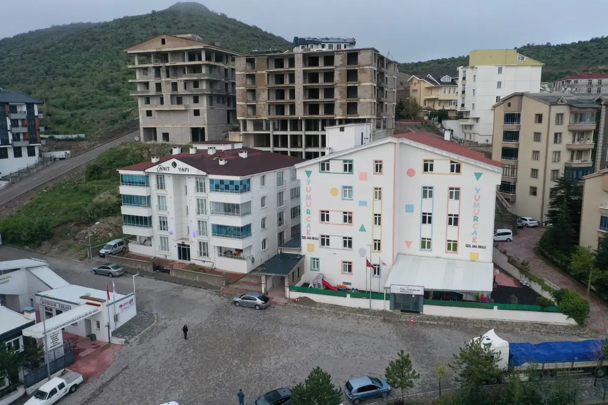 İstinat duvarı apartmanın üzerinde çöktü! Apartman ve anaokulu tahliye edildi 6