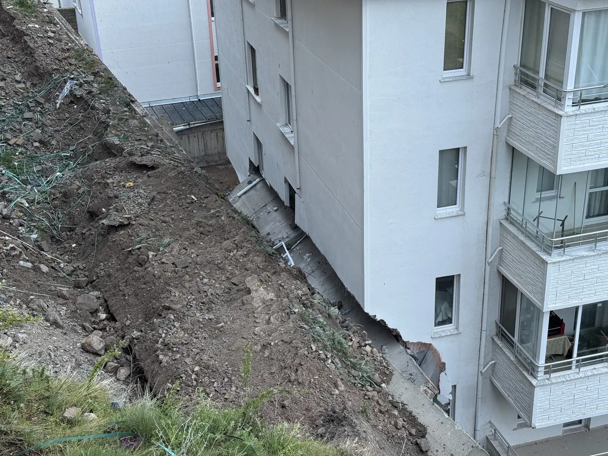 İstinat duvarı apartmanın üzerinde çöktü! Apartman ve anaokulu tahliye edildi 2