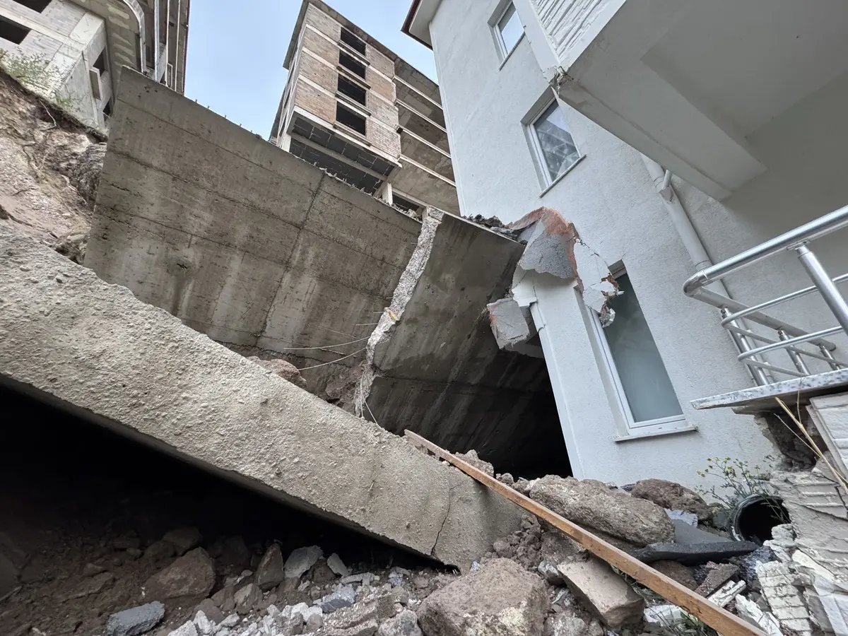 İstinat duvarı apartmanın üzerinde çöktü! Apartman ve anaokulu tahliye edildi 3