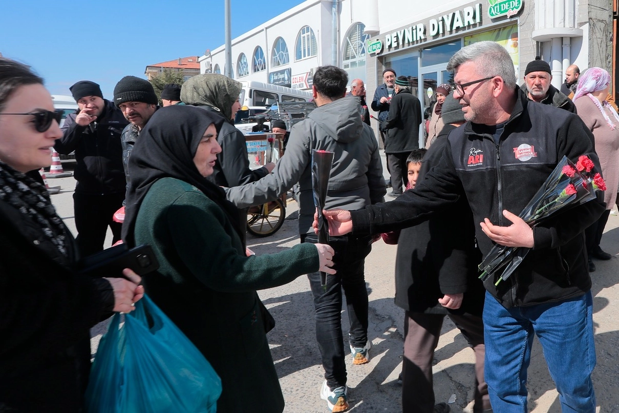Nevşehir’de Kadınlar Günü’nde 5 Bin Çiçek Dağıtıldı
