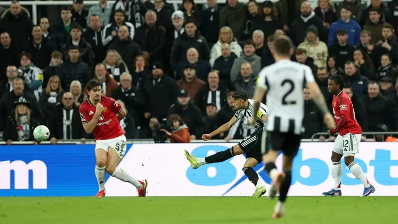 Newcastle, 10 Kişiyle Manchester’ı Yendi!
