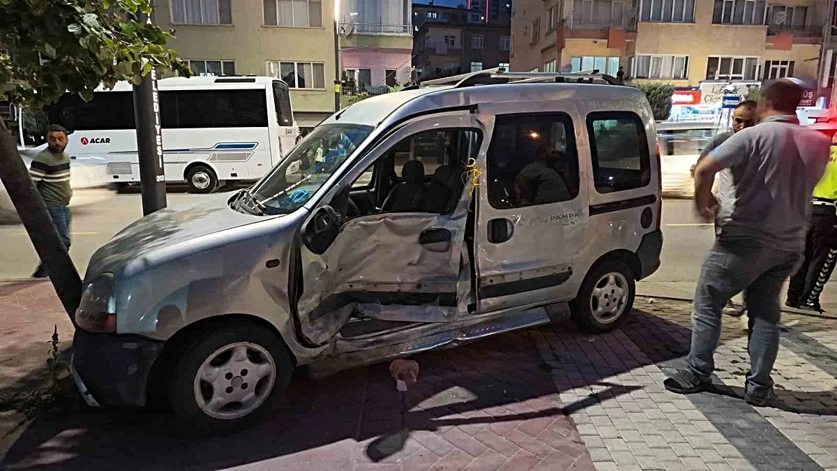 Niğde’de Trafik Kazası: Hafif Ticari Araç 3 Sürücüyü Yaraladı