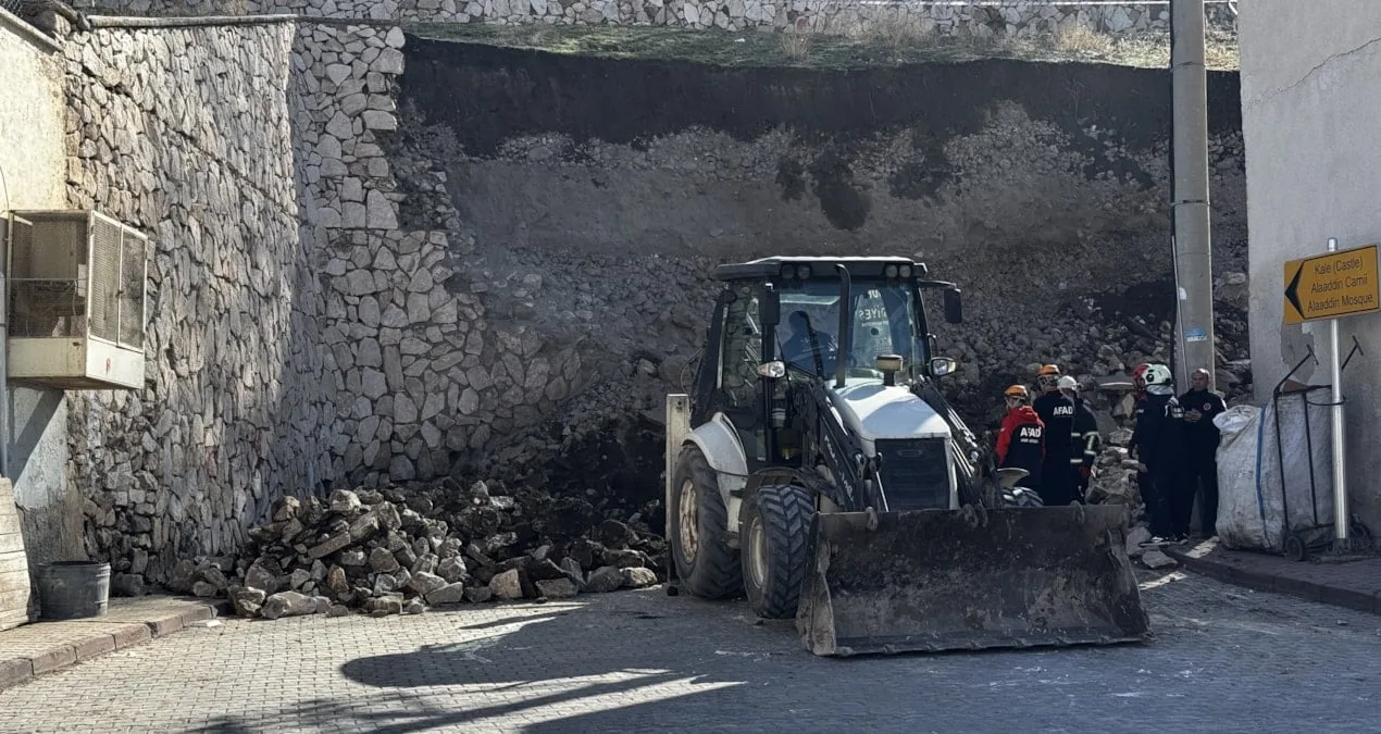 Niğde Kalesi’nde İstinat Duvarı Çöktü!
