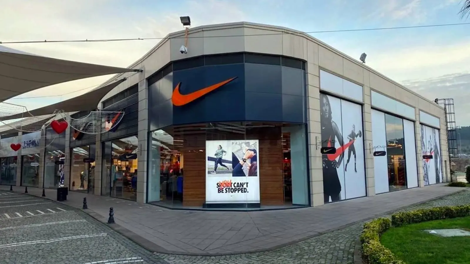 Nike, 1400 Çalışanını İşten Çıkartıyor!