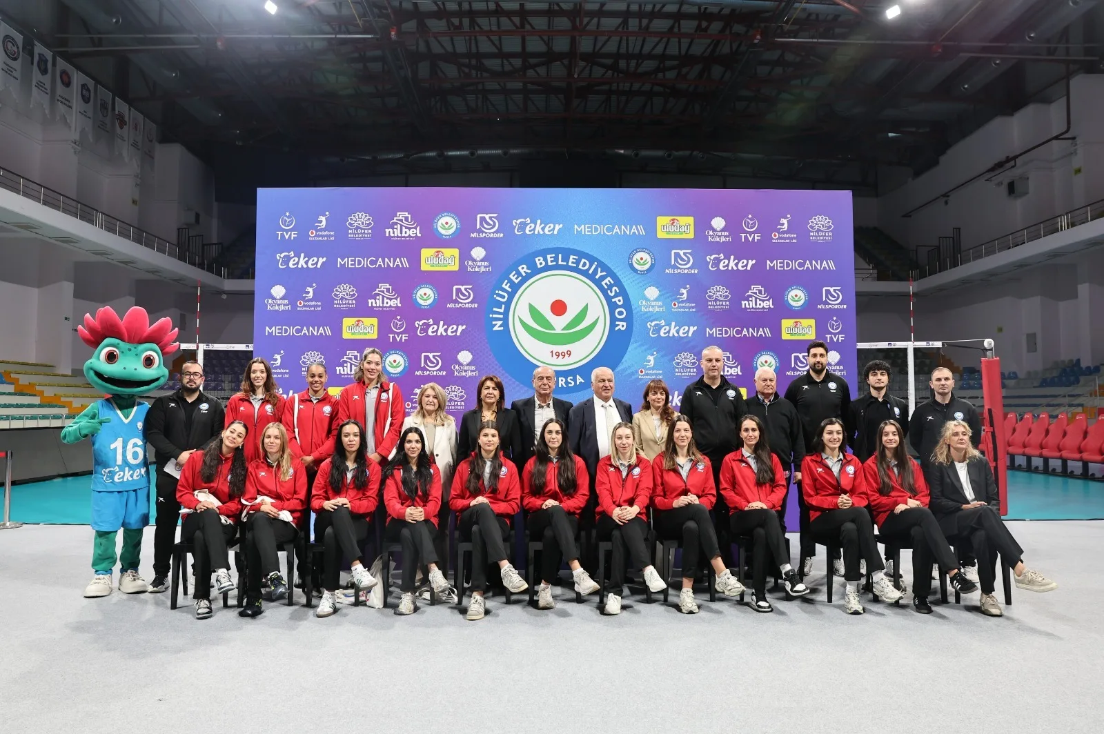 Nilüfer Belediyespor Eker Voleybol Takımı yeni sezona hazır