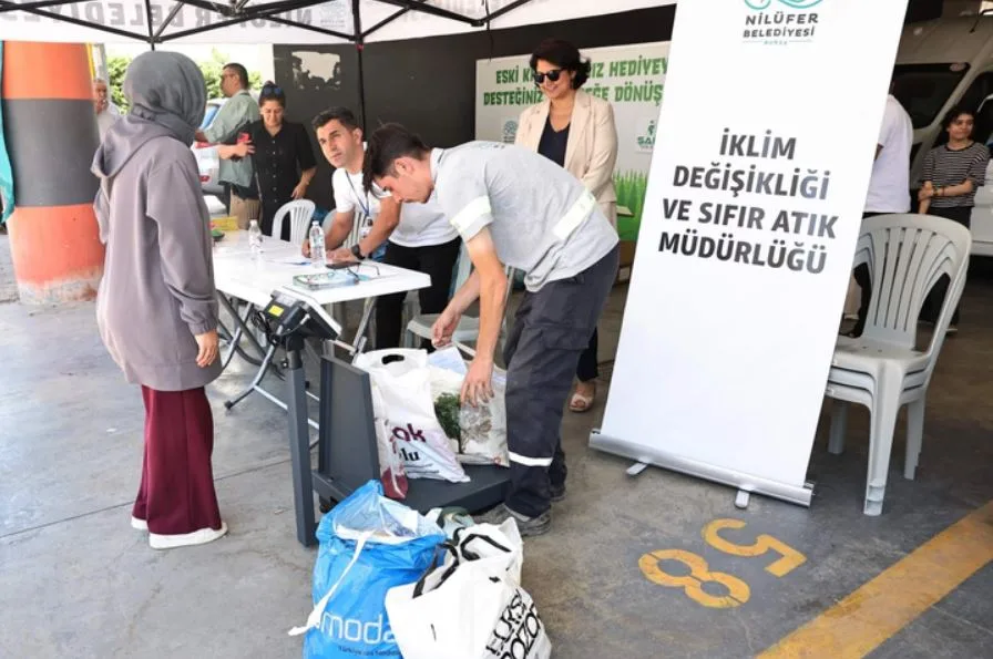 Nilüfer’de eski kitaplar geri dönüştü, çocuklar hediyelerle sevindi!