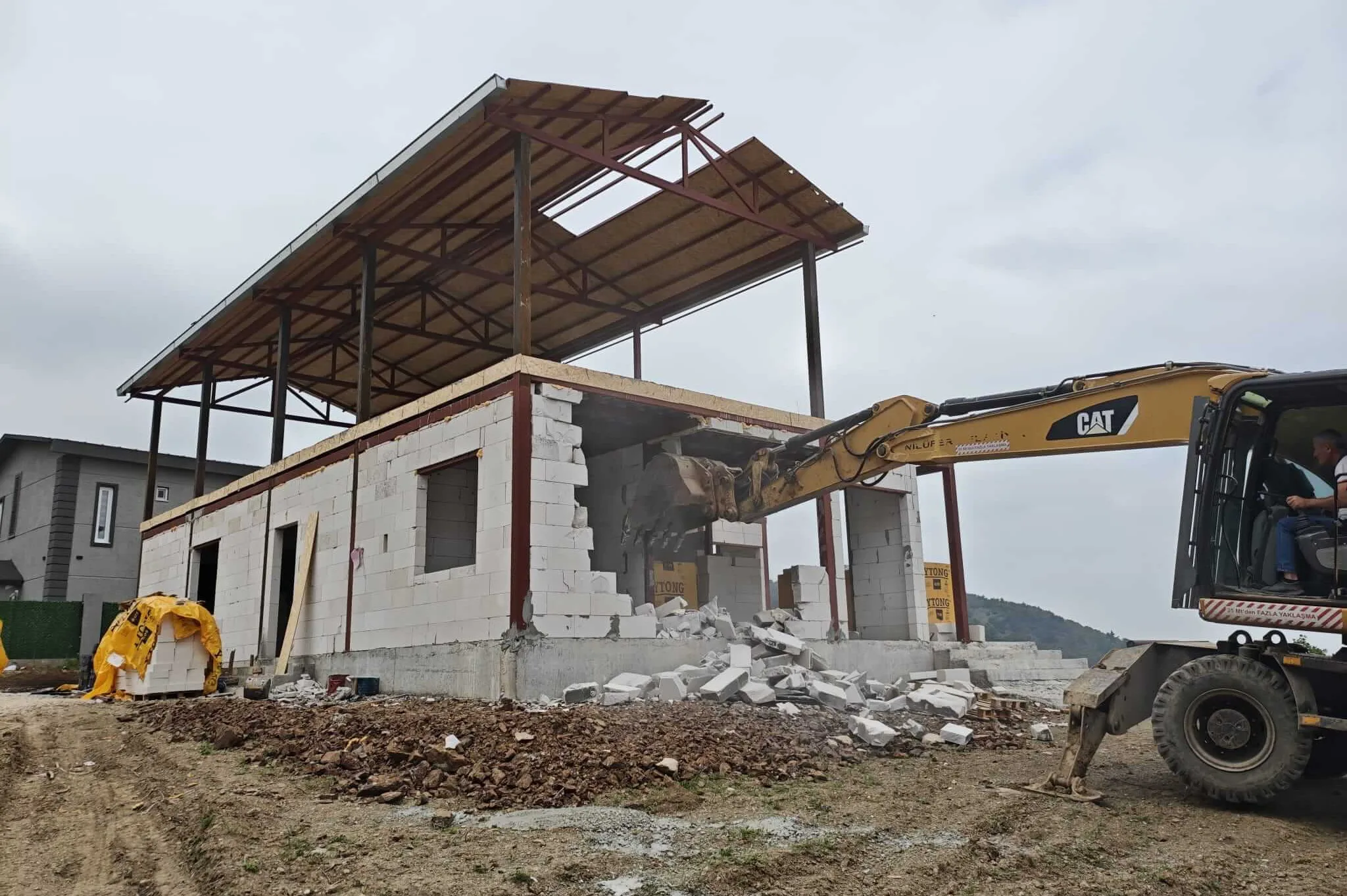Nilüfer’de iki kaçak yapı yıkıldı