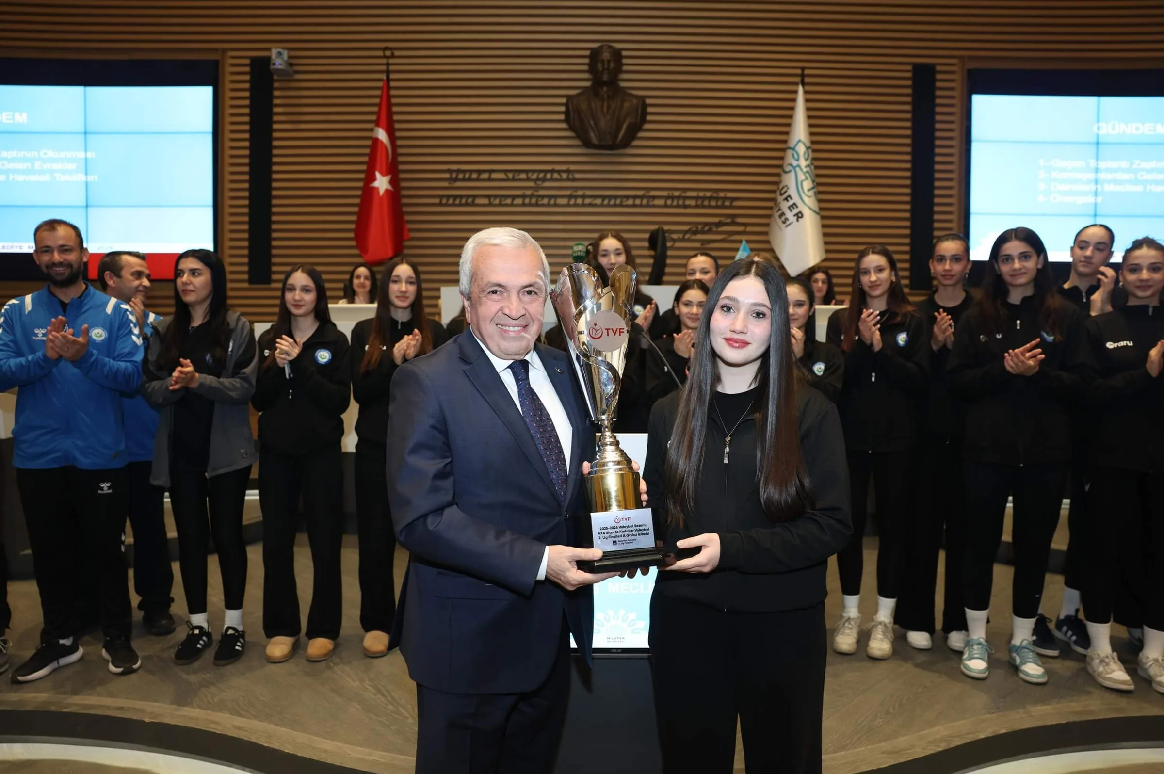 Nilüfer’in genç sporcuları başarılarını belediye meclisinde paylaştı