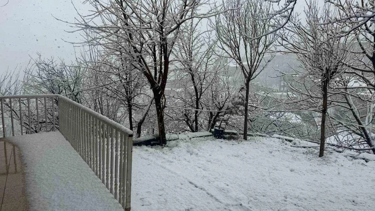 Nisan’da Yağan Kar, Hakkari’ye Bereket Getirdi!