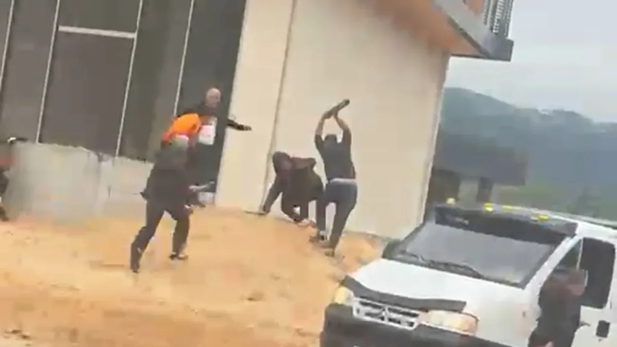 Öfkeli Sürücü Mahallede Paniğe Neden Oldu!