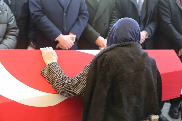 Öğrencisi tarafından öldürülen Fatma Nur öğretmene son veda! Tabutun yanından ayrılmadı 8