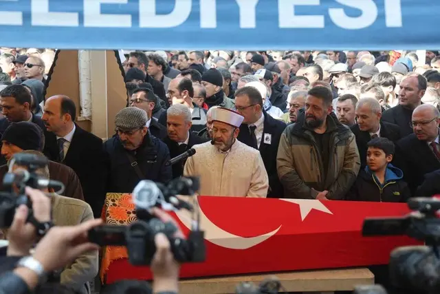 Öğrencisi tarafından öldürülen Fatma Nur öğretmene son veda! Tabutun yanından ayrılmadı 2