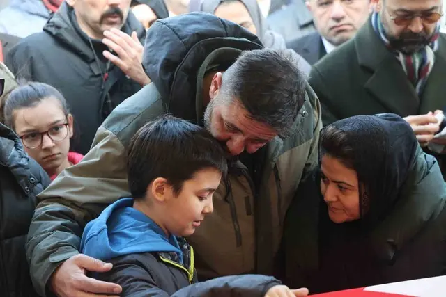 Öğrencisi tarafından öldürülen Fatma Nur öğretmene son veda! Tabutun yanından ayrılmadı 4