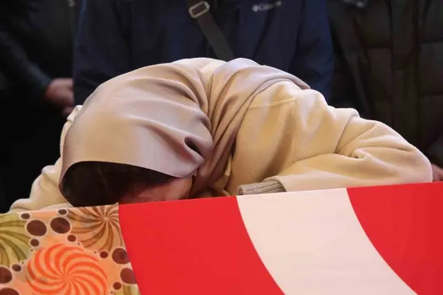 Öğrencisi tarafından öldürülen Fatma Nur öğretmene son veda! Tabutun yanından ayrılmadı 5