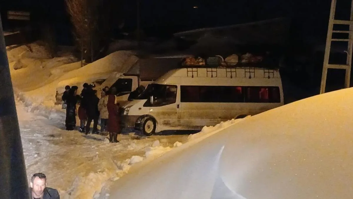 Öğrenci Servisi Karla Mahsur Kaldı, Kurtarıldı!