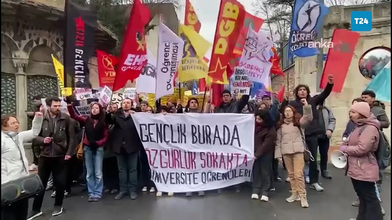 Öğrenciler Beyazıt’ta direniş mesajı verdi!