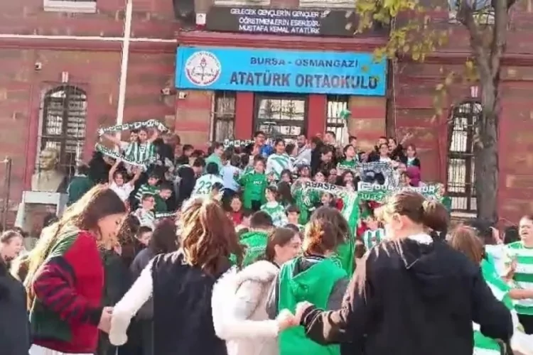 Öğrenciler Bursaspor Formasıyla Okula Geldi!
