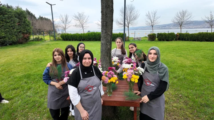 Öğrenciler Çiçeklerle Yeteneklerini Geliştiriyor