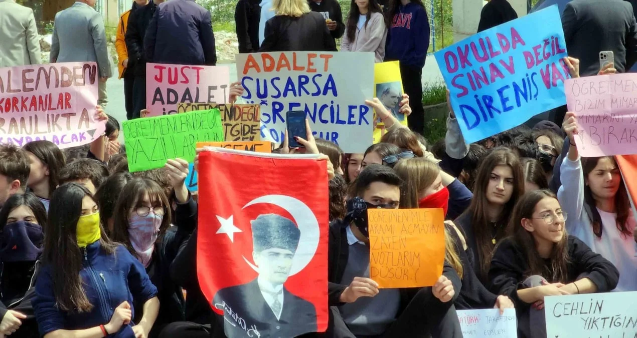 Öğrencilerden Bodrum’da ‘Atatürk’e Sahip Çık’ Eylemi