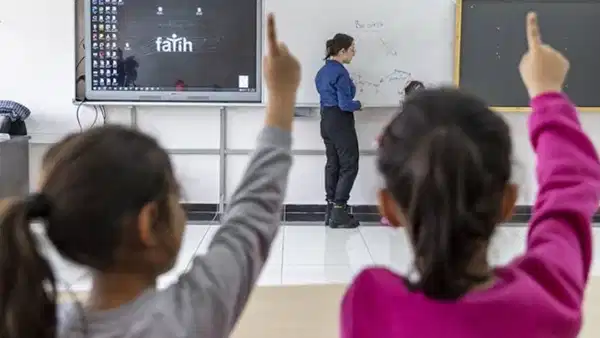 Öğretmenlerden ‘Cep Telefonu Yasağı’na Eylem!