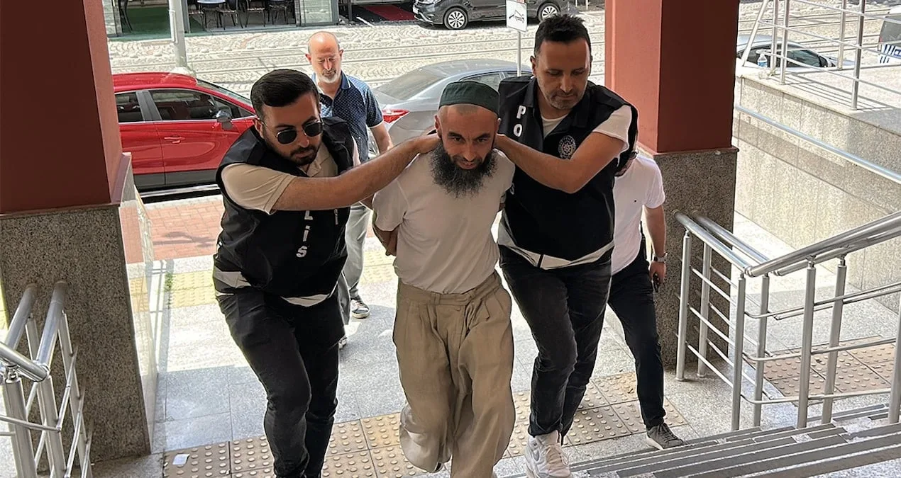 Okul Bahçesinde Kılıçla Şok Olay: Tutuklandı!