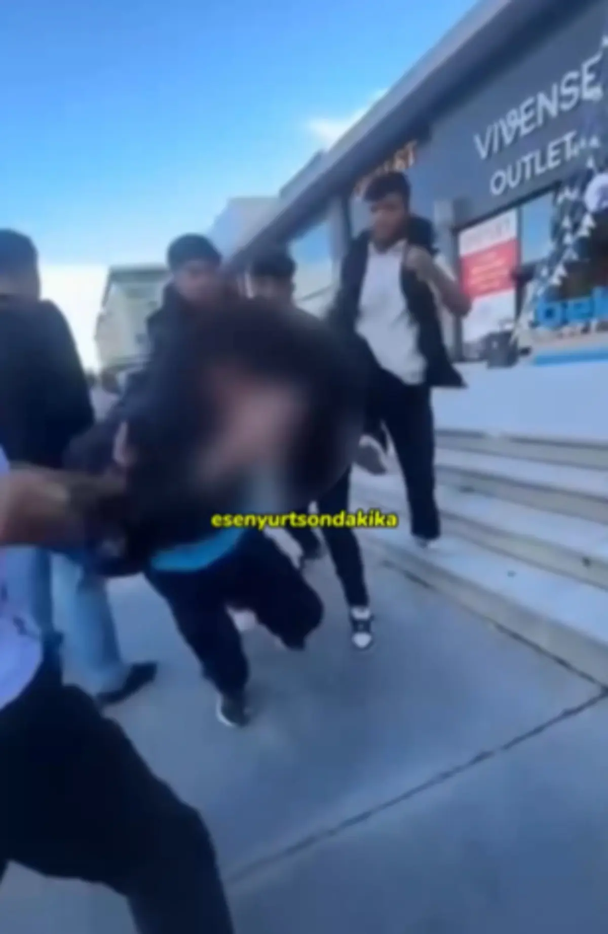Bu kez Esenyurt! Okul çıkışı önünü kesip, acımasızca darbettiler 3