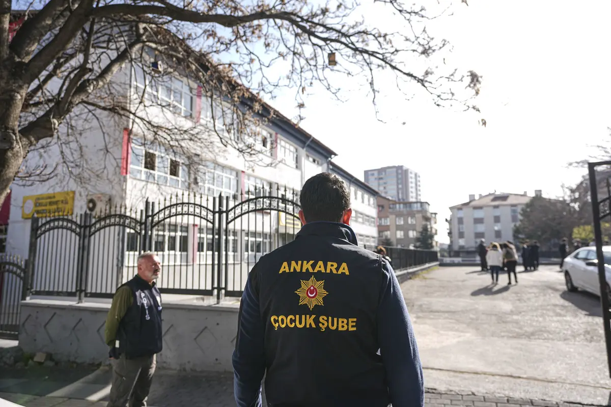 Peş peşe saldırılar sonrası okullarda yeni güvenlik tedbirleri! Okul önlerine en az iki polis 4
