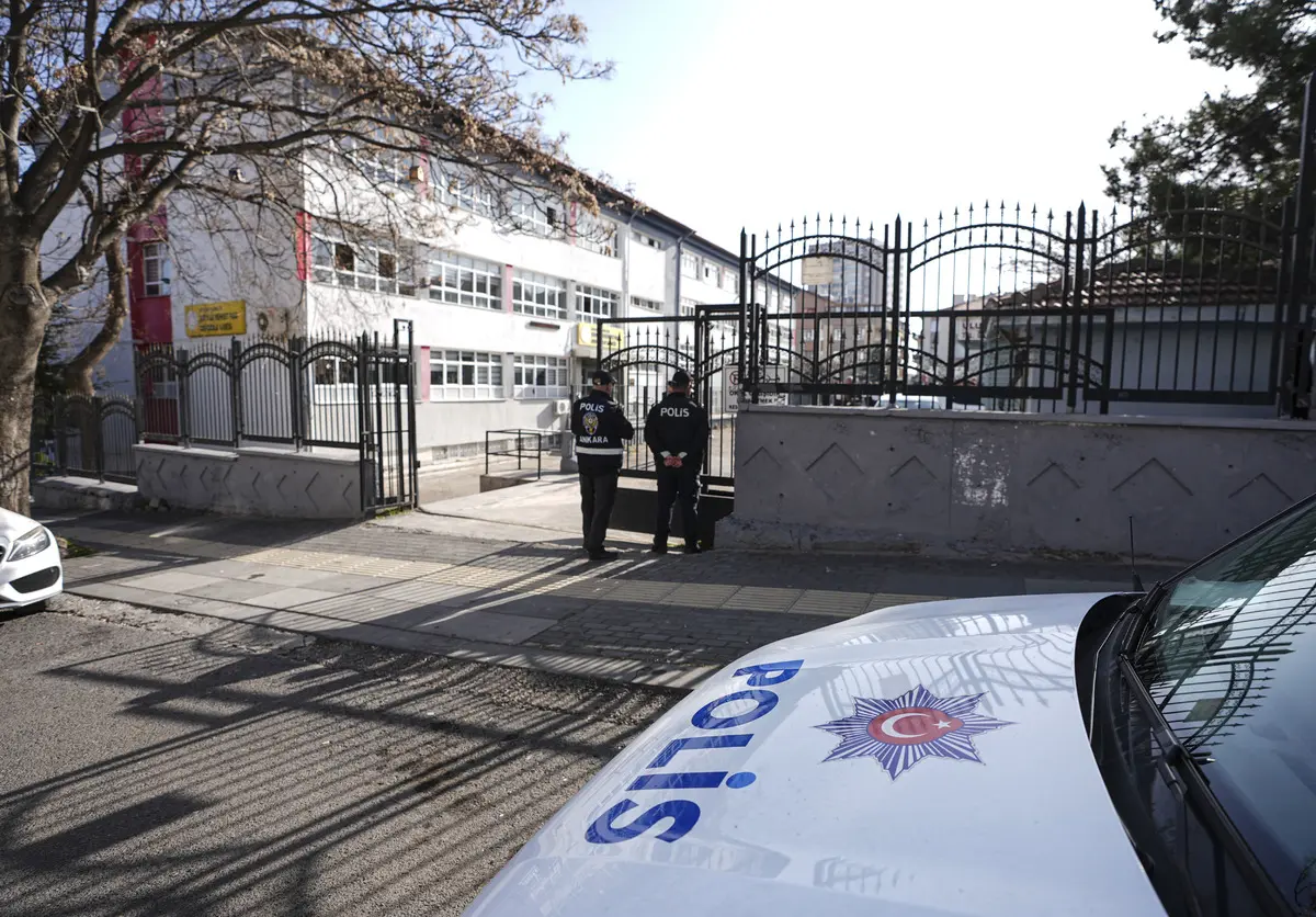 Peş peşe saldırılar sonrası okullarda yeni güvenlik tedbirleri! Okul önlerine en az iki polis 5