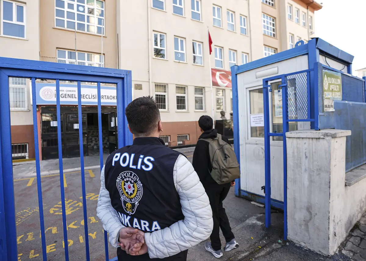 Peş peşe saldırılar sonrası okullarda yeni güvenlik tedbirleri! Okul önlerine en az iki polis 2