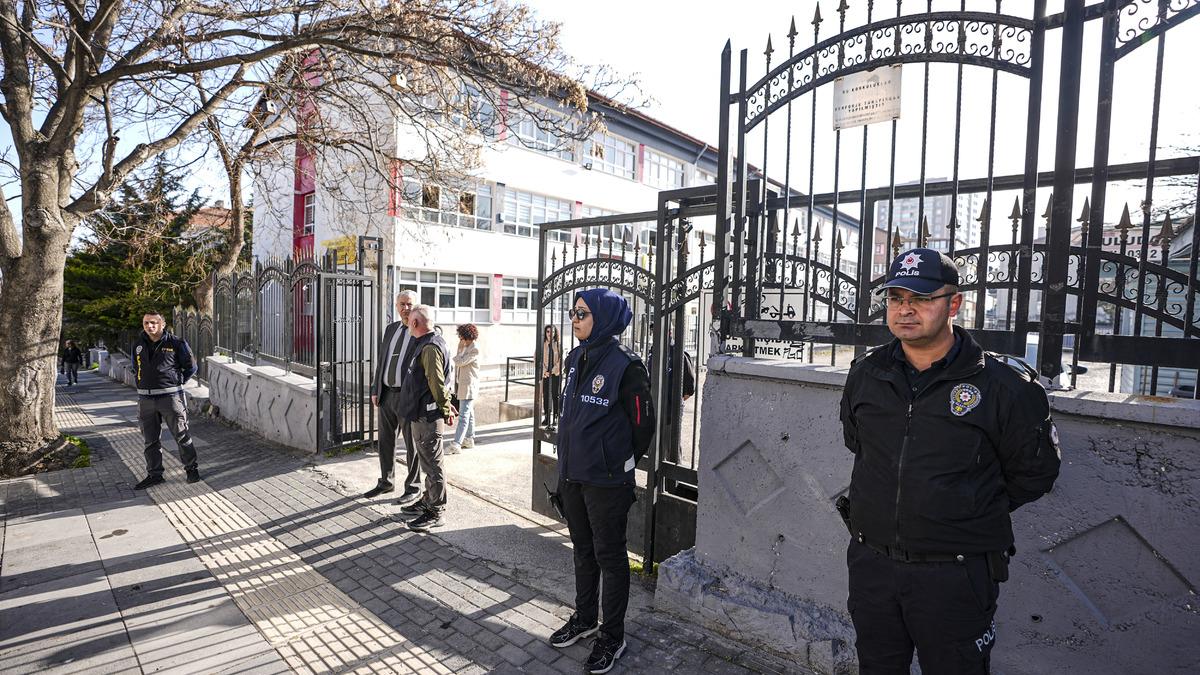 Okul Önlerinde Güvenlik Artırıldı: İki Polis Görevlendirildi