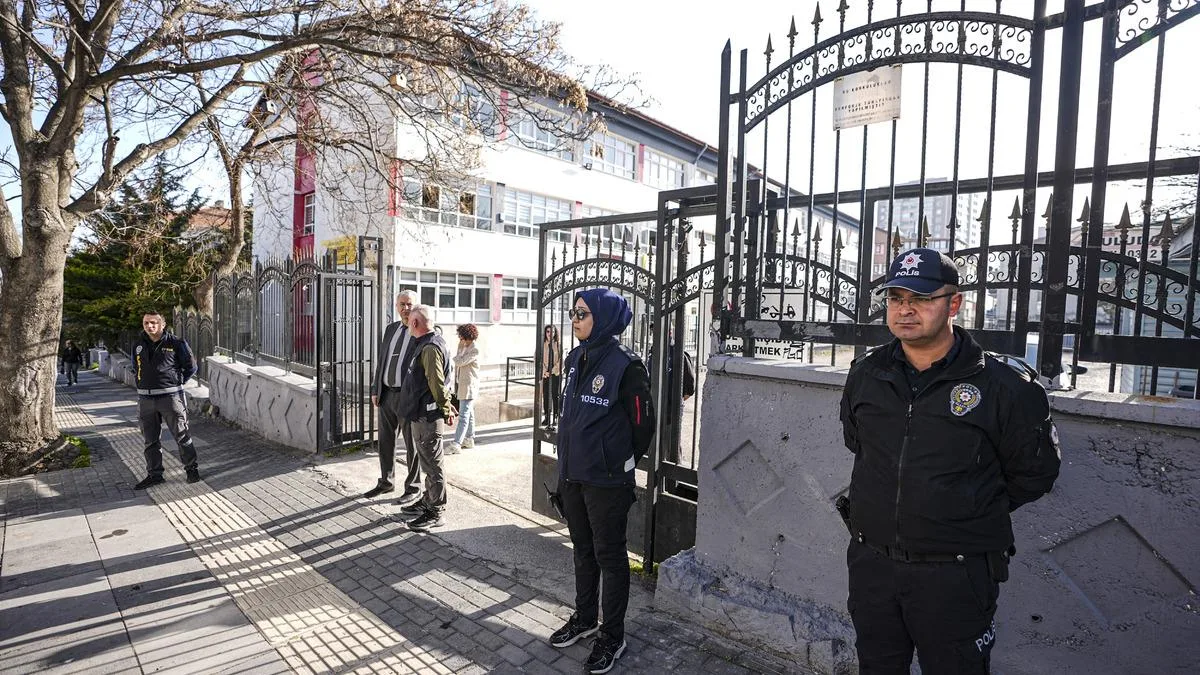 Okul Önlerinde Güvenlik İçin İki Polis Görevlendirildi
