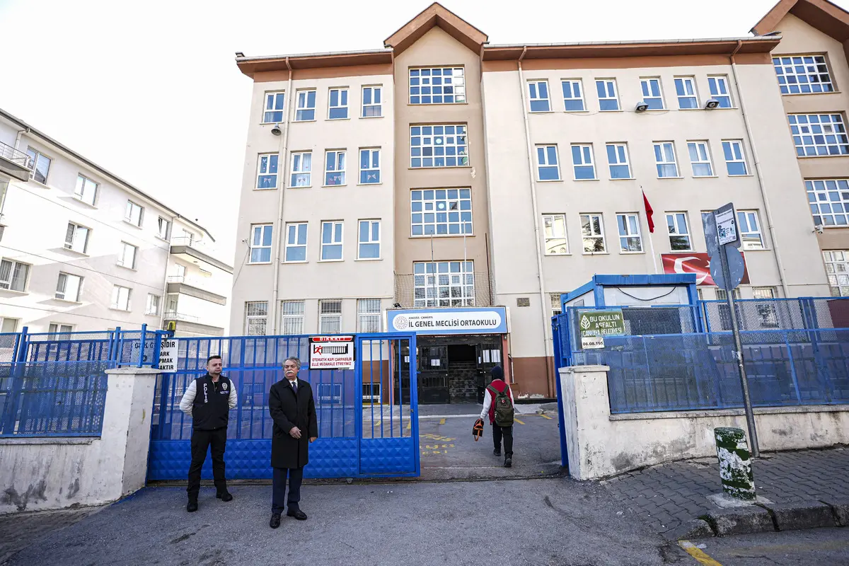 Peş peşe saldırılar sonrası okullarda yeni güvenlik tedbirleri! Okul önlerine en az iki polis 3