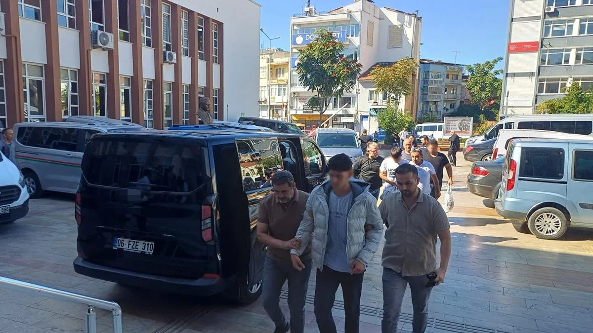 Okul Önünde Pompalı Tüfek Panik Yarattı!