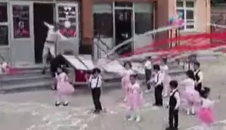 Öğretmenin üzerine tabela düştü