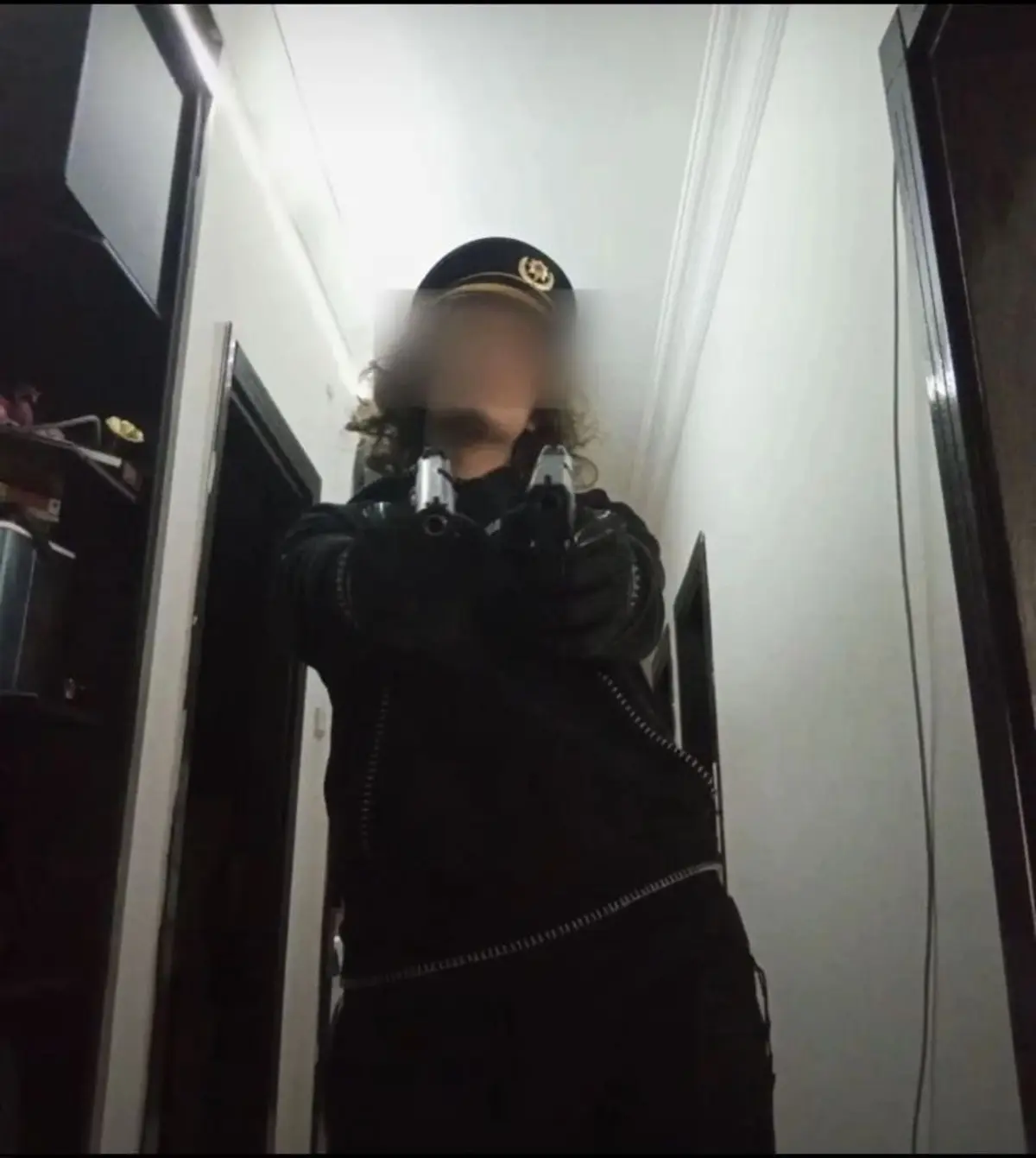 Okul saldırısının katilinin yeni görüntüleri çıktı: Polis kıyafeti, silahlar... 2