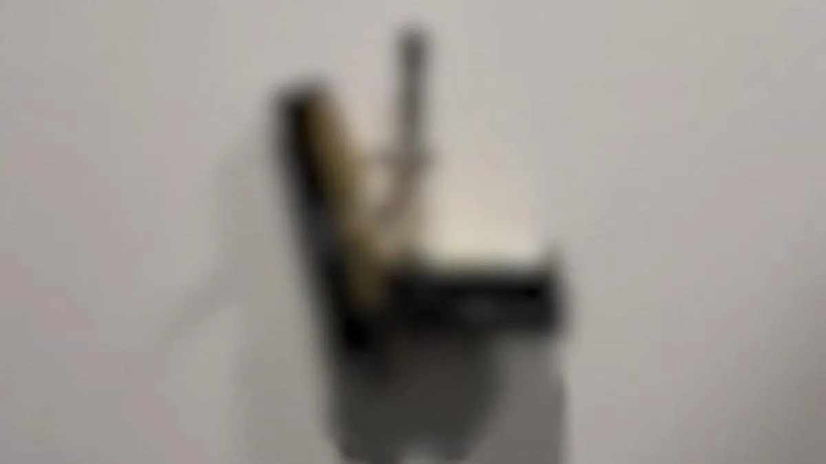 Okul Tuvaletinde Bulunan Silah Şok Etti!