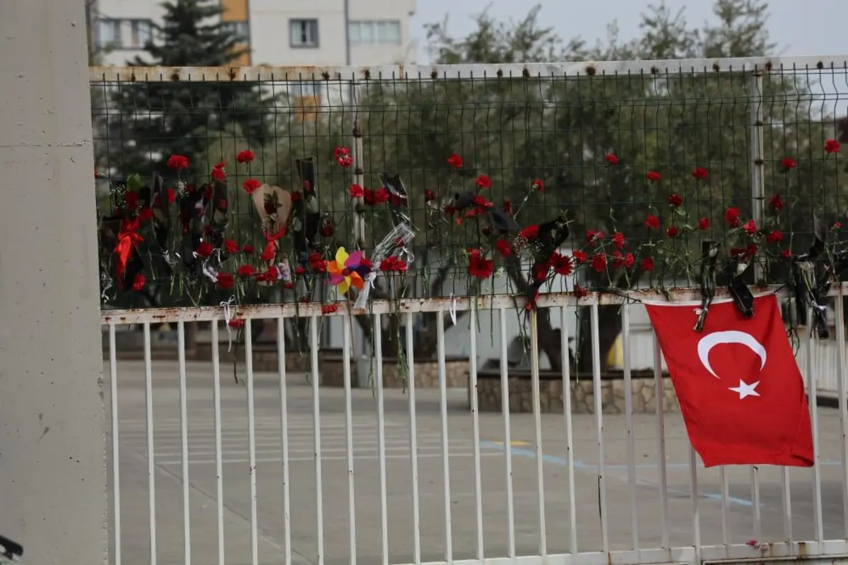 Nöbetçi öğretmen yere yatın diye bağırmış! 2