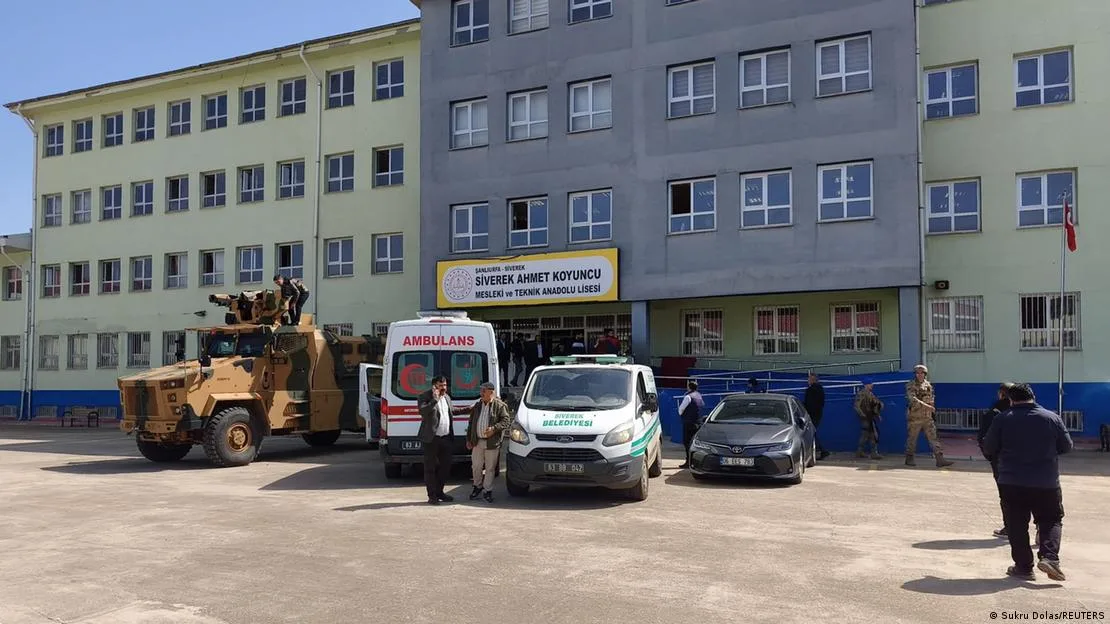 Siverek'teki saldırı sonrası olay yerinde bulunan sağlık ve güvenlik görevlileri Siverek'teki saldırı sonrası olay yerinde bulunan sağlık ve güvenlik görevlileri