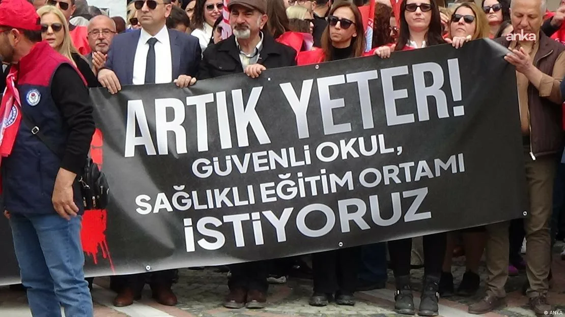 Sendikaların eylemi sırasında açılan pankart: Sendikaların eylemi sırasında açılan pankart: