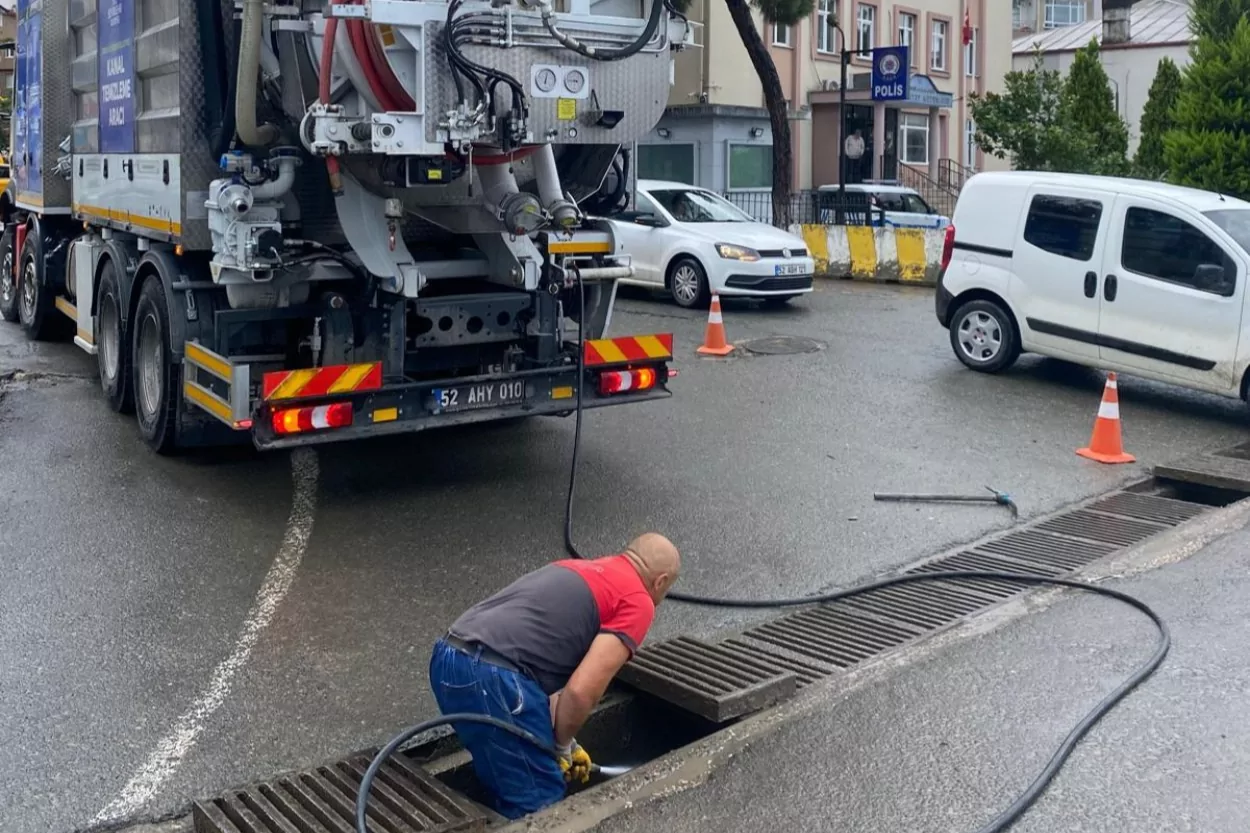 Ordu’da Yağmur Öncesi Menfez Temizliği Başladı