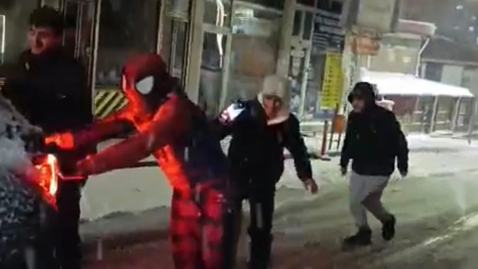 Örümcek Adam, Kar Yağışında Sürücülere Umut Oldu!